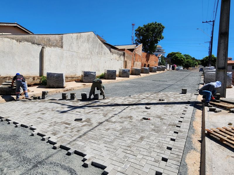 INICIADA A PAVIMENTAÇÃO COM PAVER DA RUA MIYUKI SAITO.