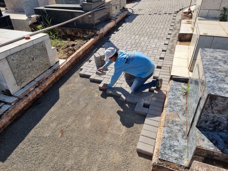 INÍCIO DA CONSTRUÇÃO DAS CALÇADAS DO CEMITÉRIO MUNICIPAL