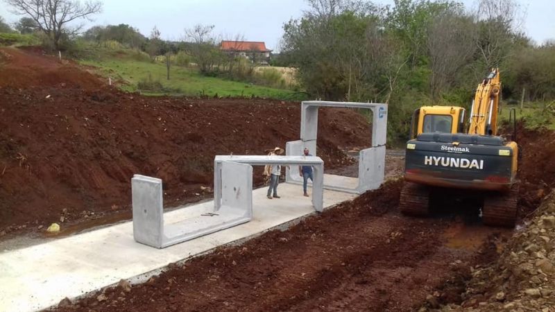 Instalação das aduelas de concreto da Av. Tsuruo Tanno.