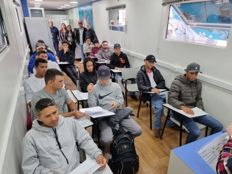 JOVENS INICIAM O CURSO DE REFRIGERAÇÃO RESIDENCIAL