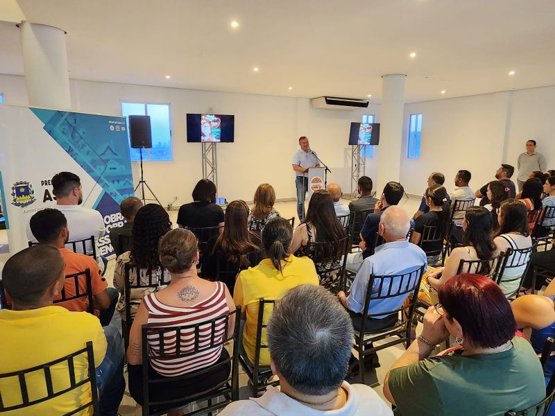 JUNTO AOS COMERCIANTES, PREFEITO TUTI LANÇA O NATAL ENCANTADO 2023.