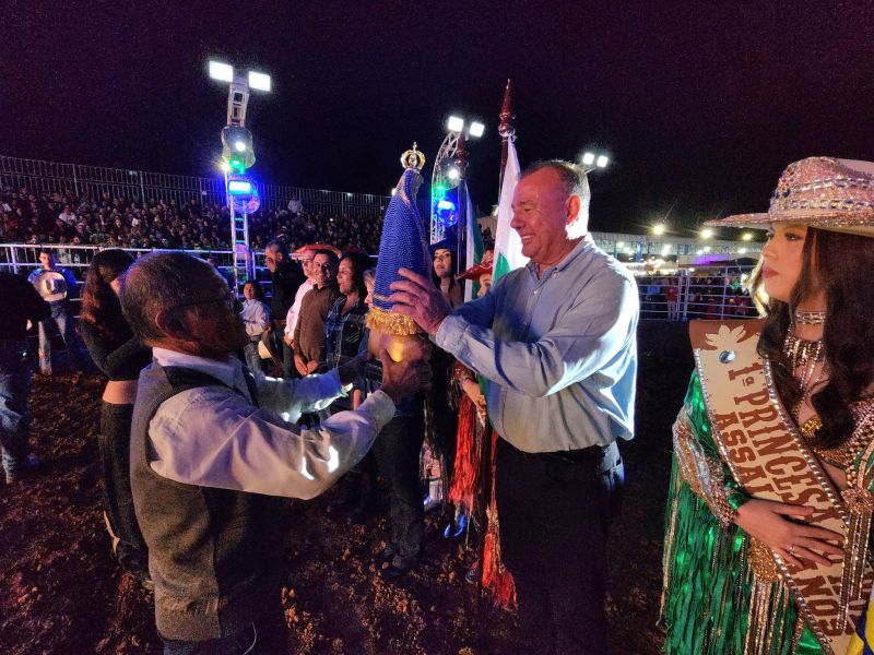 Milhares de pessoas de Assaí e região prestigiaram a primeira noite de festas do Rodeio Assaí 93 anos.