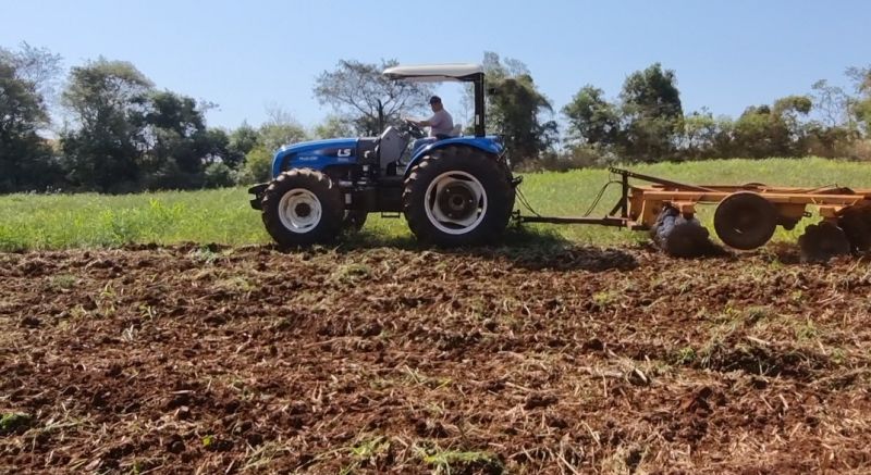NOVO TRATOR JÁ ATENDE OS PEQUENOS PRODUTORES DE ASSAÍ