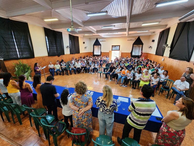 NRE ENTREGA MEDALHAS PARA ESTUDANTES DA REGIONAL EM ASSAÍ.