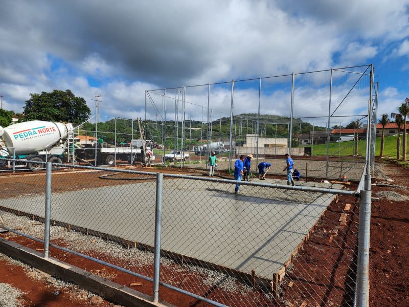 OBRA MEU CAMPINHO NO JARDIM VENEZA E VILA PRUDÊNCIO AVANÇA COM A CONCRETAGEM DA MEIA QUADRA DE BASQUETE