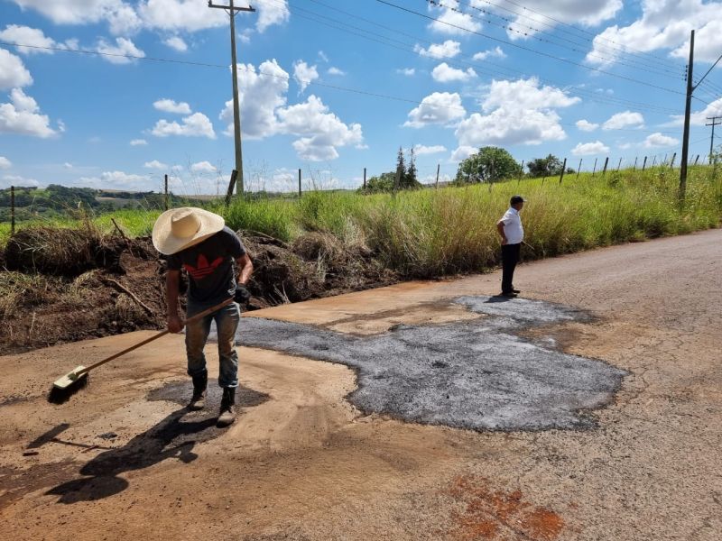 OPERAÇÃO TAPA BURACOS EM RUAS DA CIDADE
