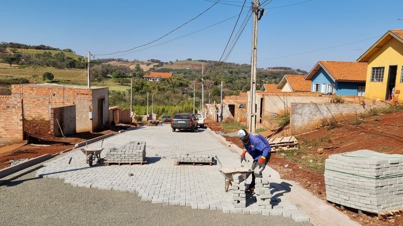 PAVER DAS 40 CASAS EM RITMO ACELERADO.