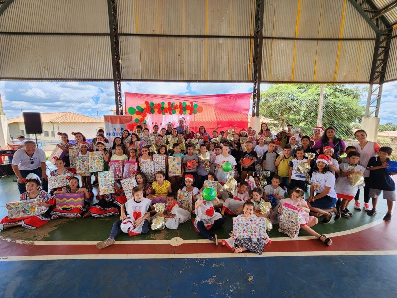 PEEFEITO TUTI ENTREGA PRESENTE DE NATAL PARA OS ALUNOS DA ESCOLA PE FRANÇA WOLKERS.