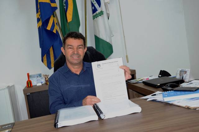 Prefeito faz a entrega do Plano Diretor aos vereadores.