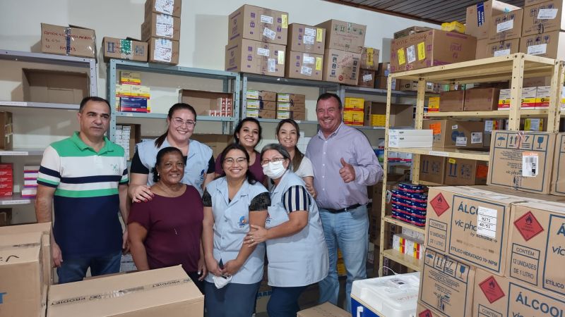 PREFEITO TUTI ACOMPANHA RECEBIMENTO DE MEDICAMENTOS NA FARMÁCIA MUNICIPAL.