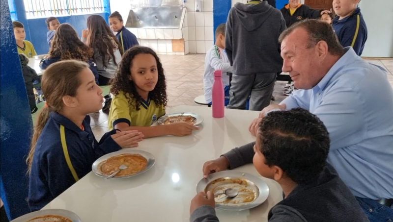 PREFEITO TUTI ALMOÇA COM ALUNOS DA ESCOLA MARIA MITIKO TSUBOI.