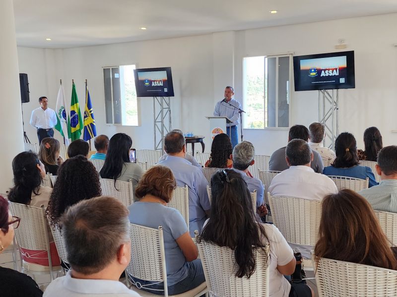 PREFEITO TUTI APRESENTA O PROJETO DE REVITALIZAÇÃO DA AV RIO DE JANEIRO PARA OS EMPRESÁRIOS DA CIDADE.