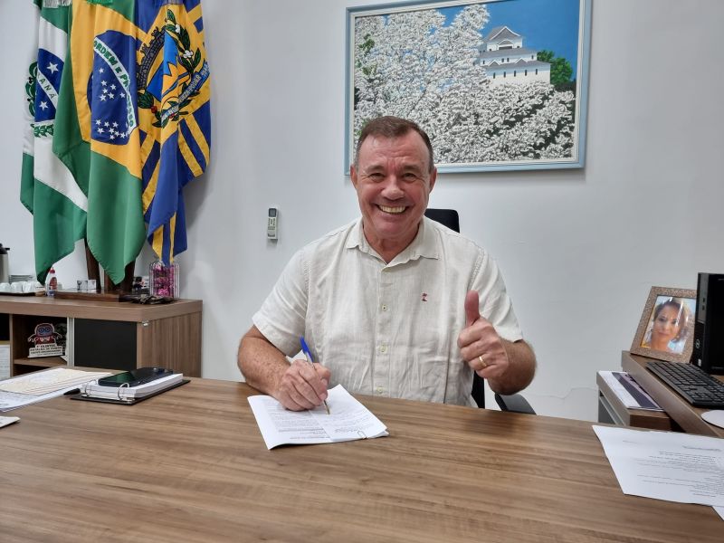 PREFEITO TUTI ASSINA AUTORIZAÇÃO DA LICITAÇÃO DA NOVA SUPER CRECHE.