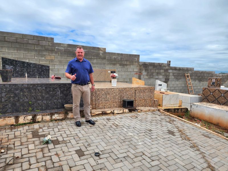 PREFEITO TUTI BOMTEMPO ACOMPANHA OBRAS NO CEMITÉRIO MUNICIPAL