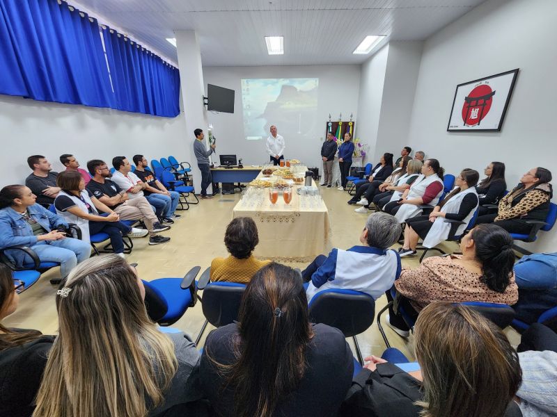 PREFEITO TUTI  BOMTEMPO AGRADECE DIRETORES E COORDENADORES DAS ESCOLAS PELO SUCESSO DO DESFILE DE 1º DE MAIO E ANUNCIA CONCURSO “ALUNO NOTA 10.