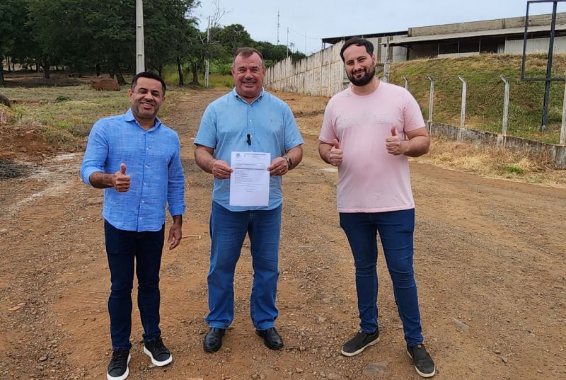 PREFEITO TUTI BOMTEMPO ANUNCIA ASFALTO EM RUAS DE ASSAÍ.