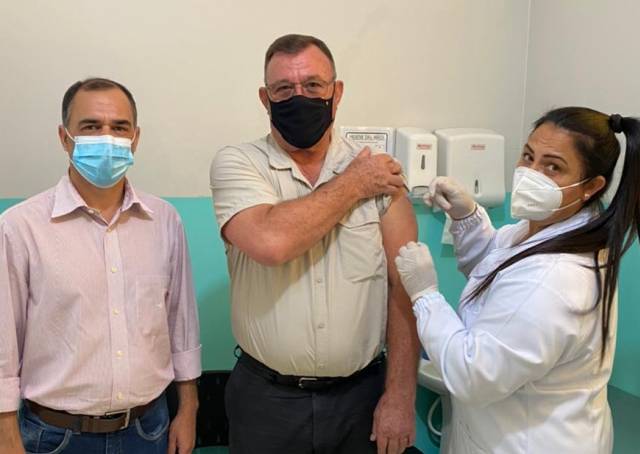 PREFEITO TUTI BOMTEMPO RECEBE A VACINA CONTRA COVID-19