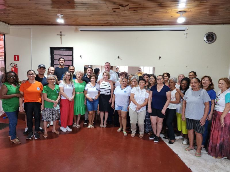 PREFEITO TUTI CELEBRA O DIA DAS MÃES COM GRUPO DE TERAPIA OCUPACIONAL NO PROJETO CASA ABERTA