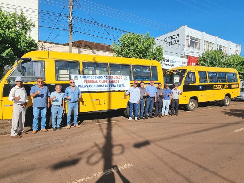 PREFEITO TUTI ENTREGA DOIS ÔNIBUS PARA O TRANSPORTE ESCOLAR, EMENDA DO DEPUTADO FEDERAL FILIPE BARROS.