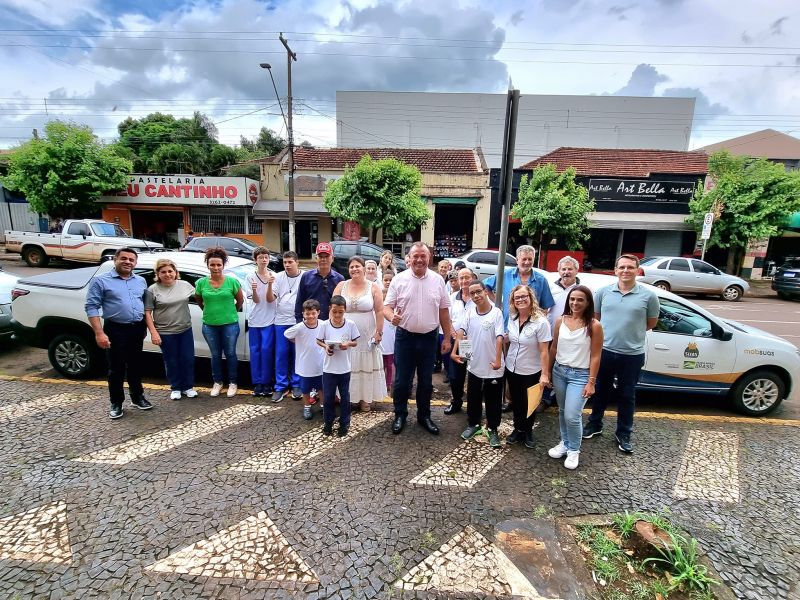 PREFEITO TUTI ENTREGA DOIS VEÍCULOS NOVOS PARA A APAE DE ASSAÍ.