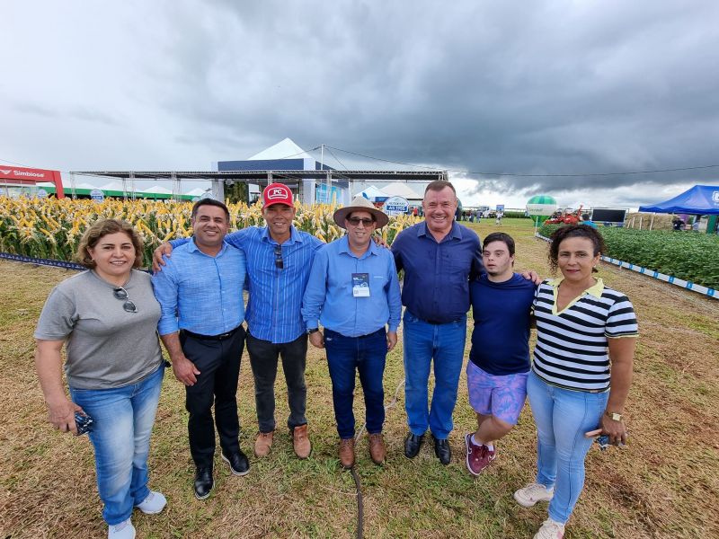 PREFEITO TUTI PARTICIPA DO AGRO TEC DA COOPERATIVA INTEGRADA.