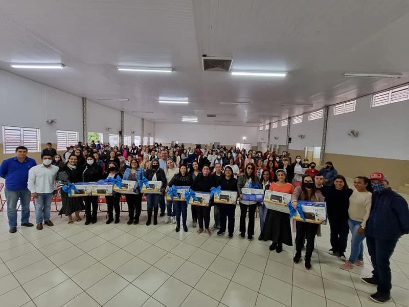 PREFEITO TUTI PRESENTEIA CMEI E ESCOLAS EM GRATIDÃO A PARTICIPAÇÃO NO DESFILE DE 90 ANOS DE ASSAÍ.
