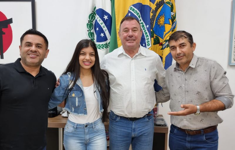 PREFEITO TUTI RECEBE A ARTISTA ASSAIENSE EMILY CHARNOSKI.