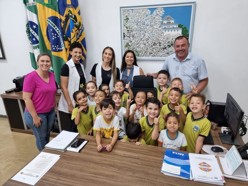 PREFEITO TUTI RECEBE AS CRIANÇAS DA ESCOLA PINGO DE GENTE