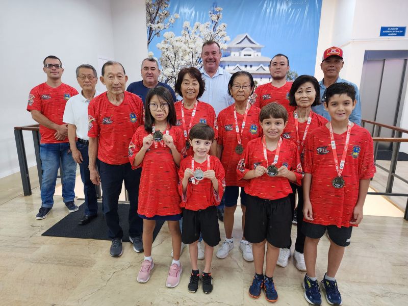 PREFEITO TUTI RECEBE MEDALHISTAS DE TÊNIS DE MESA E CELEBRA INCENTIVO AO ESPORTE
