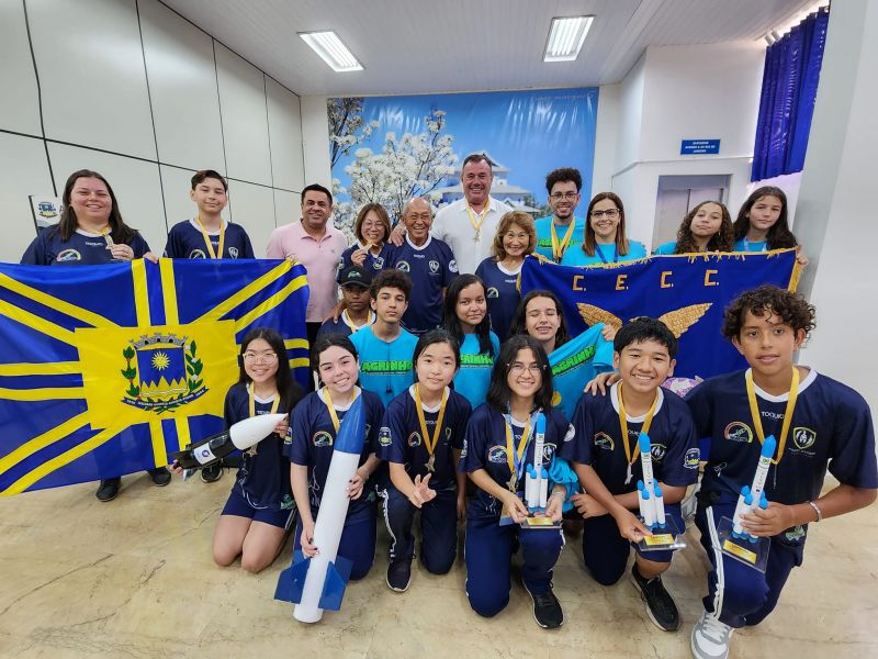 PREFEITO TUTI RECEBE MEDALHISTAS NO CONCURSO AGRINHO E JORNADA DE FOGUETES DO COLÉGIO CARRÃO.