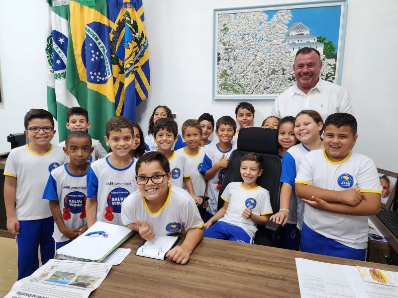 PREFEITO TUTI RECEBE VISITA DOS ALUNOS DA AABB COMUNIDADE.