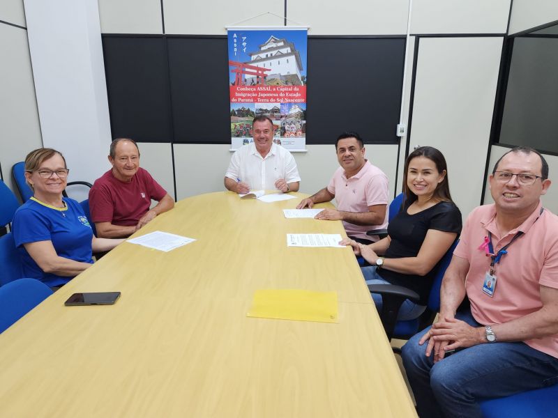 PREFEITO TUTI REPASSA MAIS DE 100 MIL REAIS PARA A APAE DE ASSAÍ.