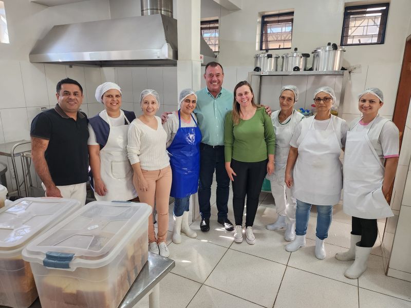 PREFEITO TUTI VISITA A COZINHA CENTRAL E AUTORIZA AQUISIÇÃO DE NOVOS EQUIPAMENTOS.