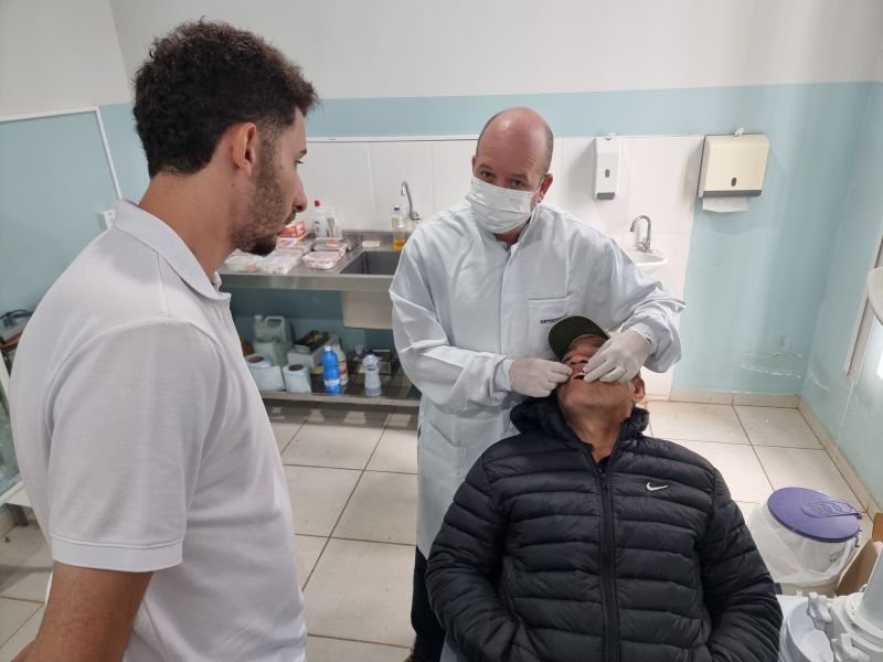 PREFEITURA DE ASSAÍ GARANTE NOVOS SORRISOS COM ENTREGA DE PRÓTESES DENTÁRIAS