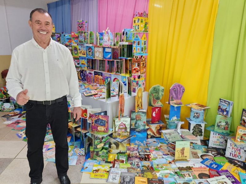 PREFEITURA ENTREGA 4 BIBLIOTECAS PARA ESCOLAS MUNICIPAIS