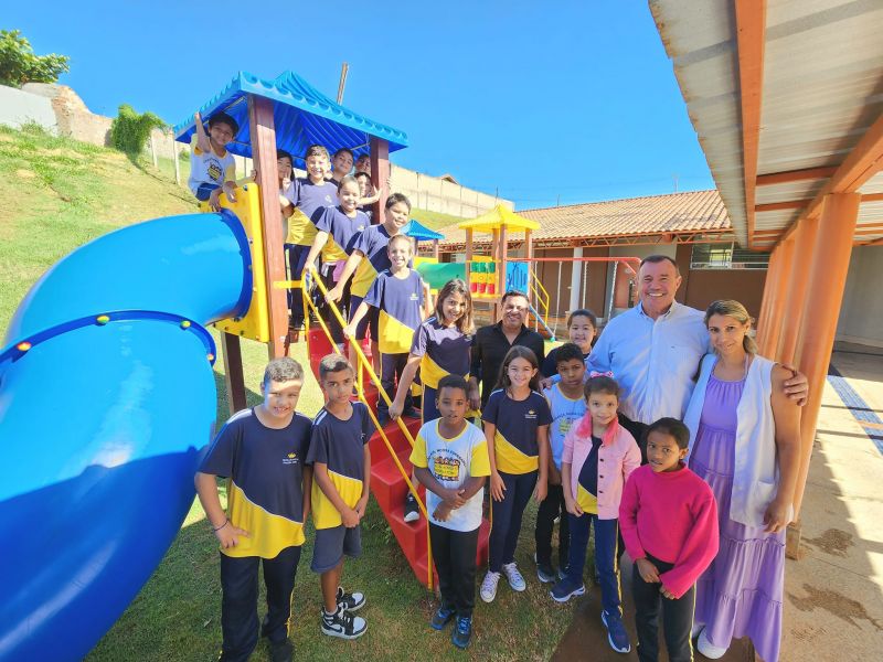 PREFEITURA IMPLANTA UM PARQUINHO INFANTIL NA ESCOLA PRINCESA IZABEL