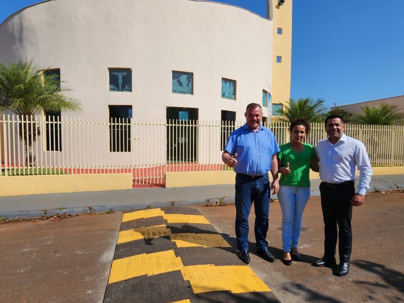 PREFEITURA INSTALA REDUTOR DE VELOCIDADE NA RUA JOÃO CARLOS CARVALHO.