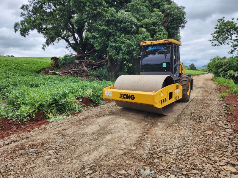 PREFEITURA REALIZA MANUTENÇÃO DAS ESTRADAS RURAIS EM ASSAÍ
