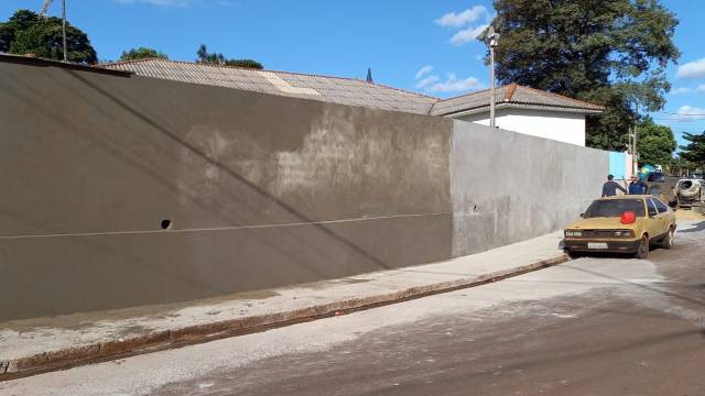 PREFEITURA RECONSTRÓI MURO DO CMEI AUGUSTA GINO ROCHA