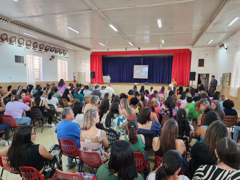 PROFISSIONAIS DA EDUCAÇÃO PARTICIPAM DE FORMAÇÃO PEDAGÓGICA PARA O INÍCIO DO ANO LETIVO.