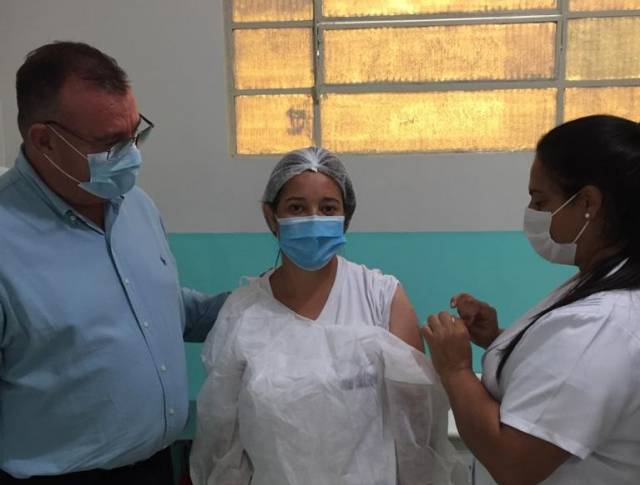 PROFISSIONAIS  DA SAÚDE  RECEBEM A VACINA CONTRA A COVID-19.
