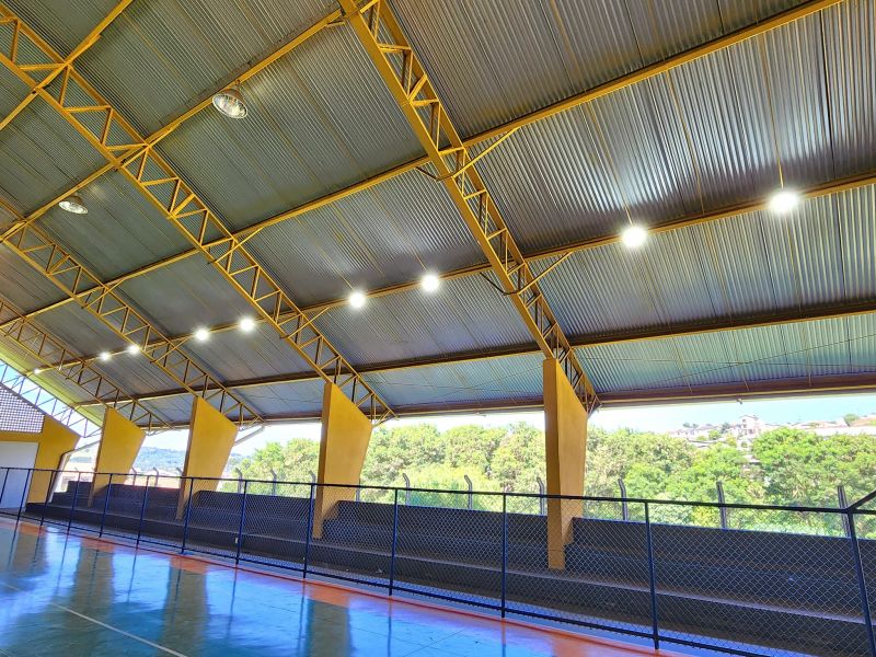 QUADRA POLIESPORTIVA PREFEITO SERGIO KIAN RECEBE NOVA ILUMINAÇÃO