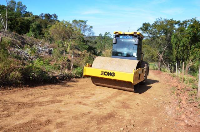 READEQUAÇÃO DA ESTRADA RURAL NO PAU D'ALHO DO SUL.