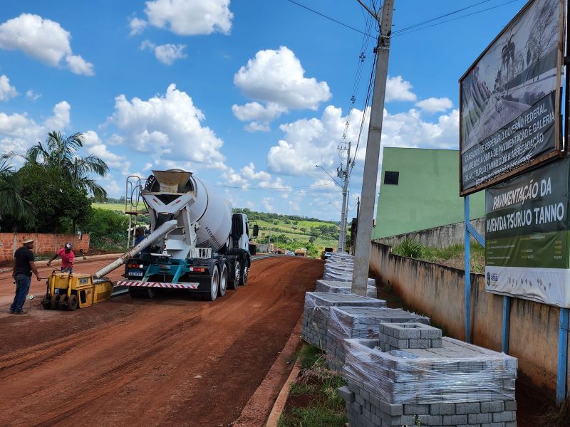 RETOMADA A OBRA DE PAVIMENTAÇÃO DA AVENIDA TSURUO TANNO.