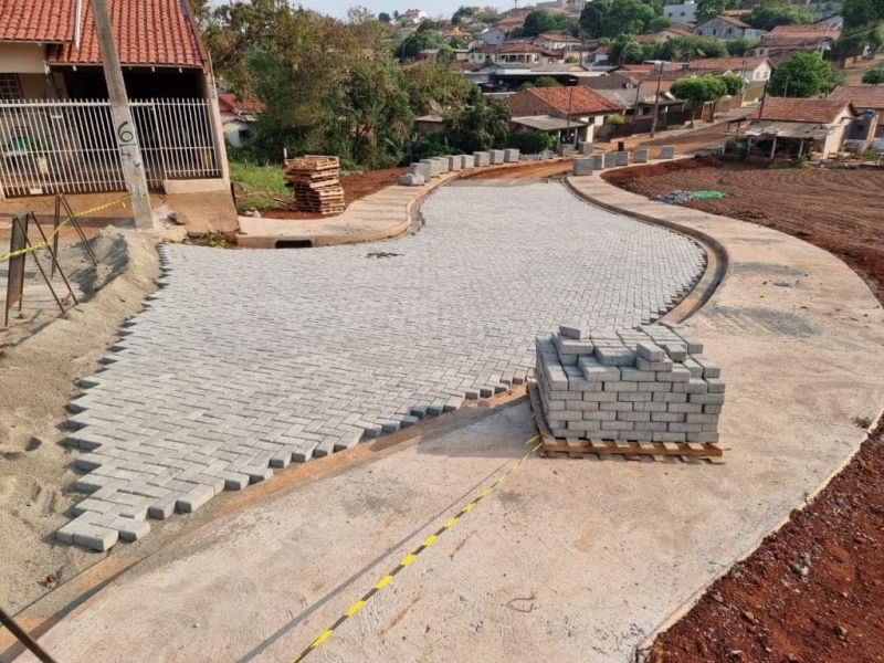 REVITALIZAÇÃO DO JARDIM VENEZA AVANÇA COM A COLOCAÇÃO DE PAVER.