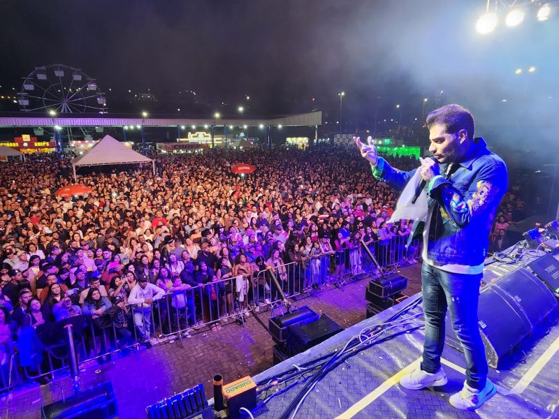 RODEIO E SHOW COM GUILHERME & BENUTO ATRAI MULTIDÃO EM ASSAÍ.