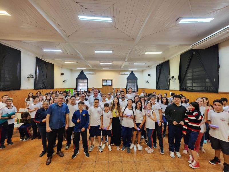 SAÚDE NA ESCOLA ENTREGA 26 ÓCULOS PARA ALUNOS DO COLÉGIO BARÃO