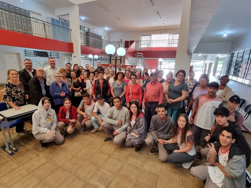 TERCEIRA IDADE PARTICIPA DE CURSO DE INCLUSÃO DIGITAL