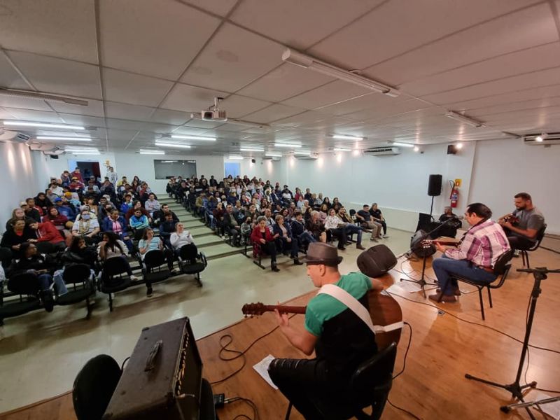 TOM BRASIL ENCANTA PLATÉIA DE ASSAÍ.