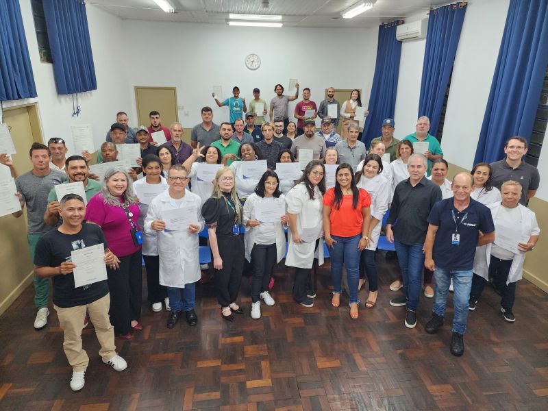 TRABALHADORES RECEBEM CERTIFICADOS DE QUALIFICAÇÃO PROFISSIONAL EM ASSAÍ!